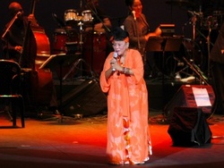Premio Luna para la gran cantante cubana Omara Portuondo en Mexico